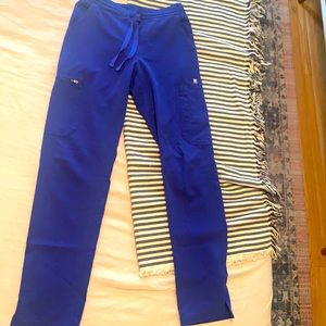 Figs Yola skinny scrub pants.